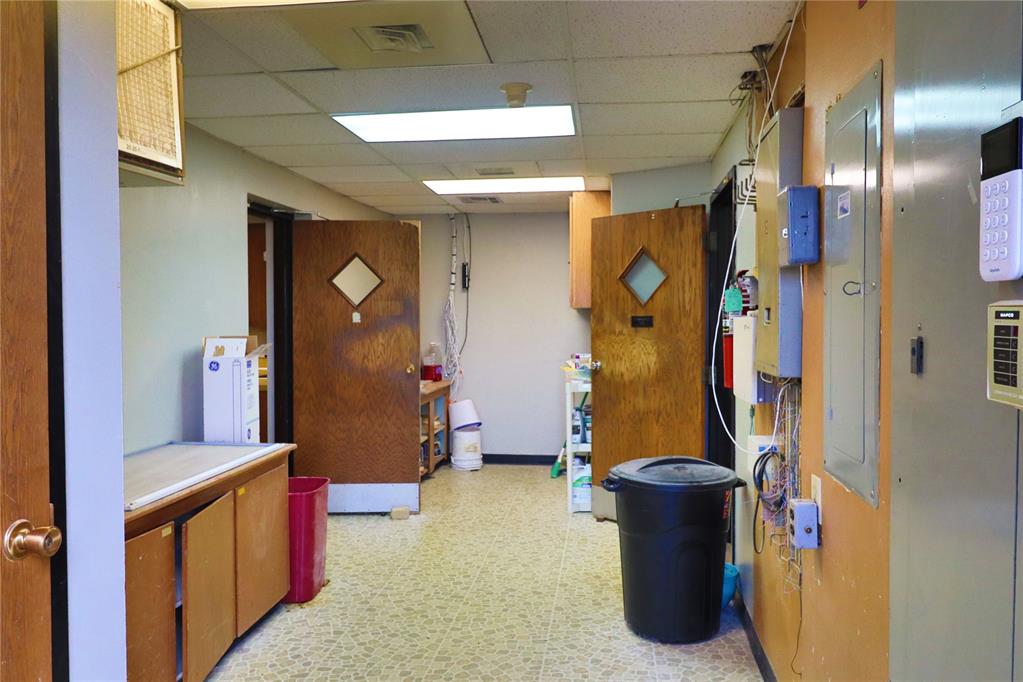 320 N Interstate Highway 35 Service Road Property Photo 8