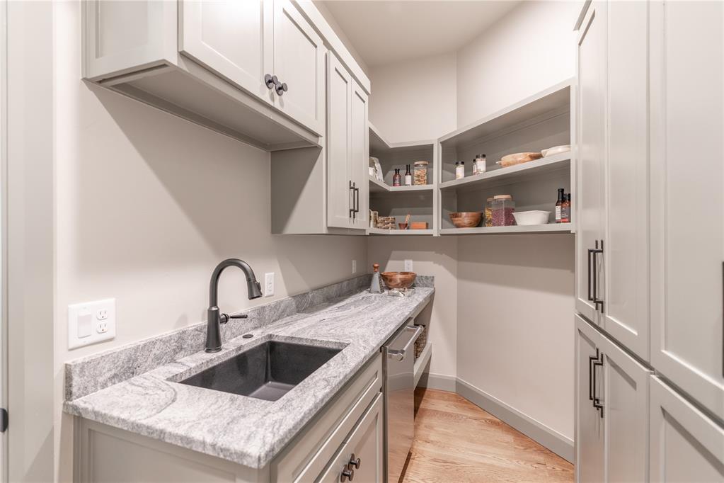 6017 Royal Abbey Court Property Photo 10