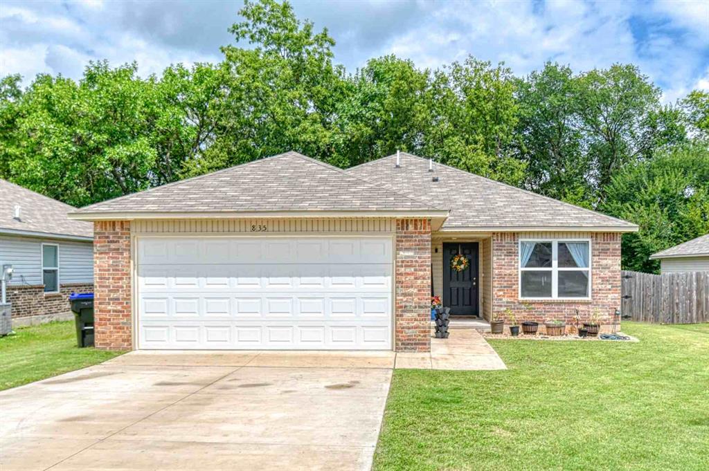 835 Twin Lakes Drive Property Photo 1