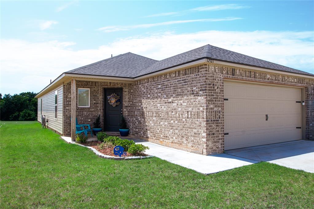 1201 N Stallion Drive Property Photo 1