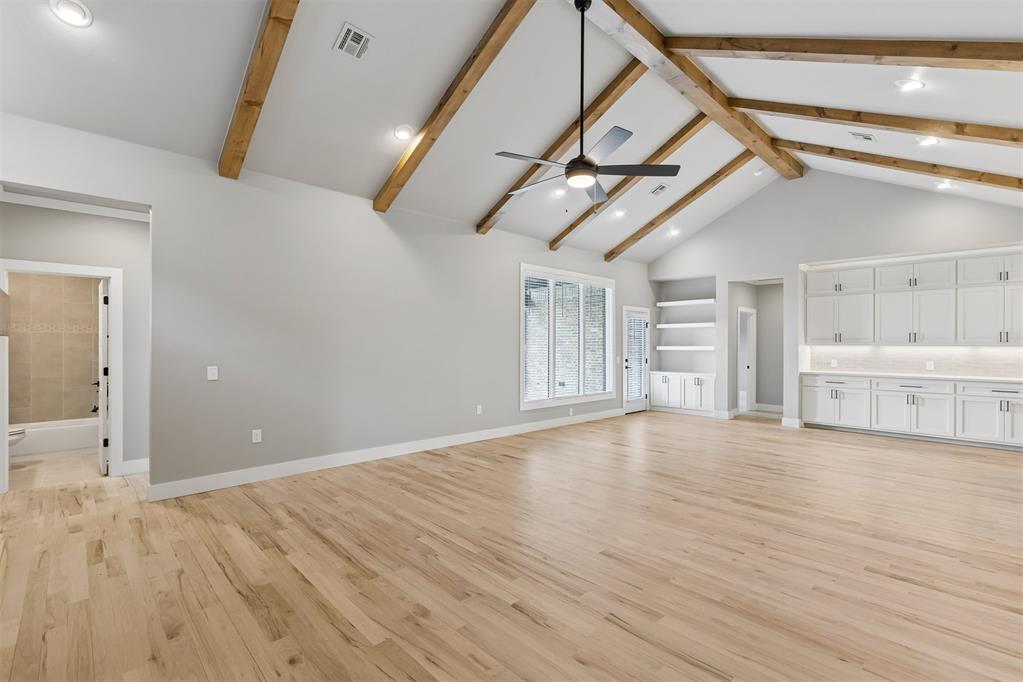18005 Youngs Avenue Property Photo 6