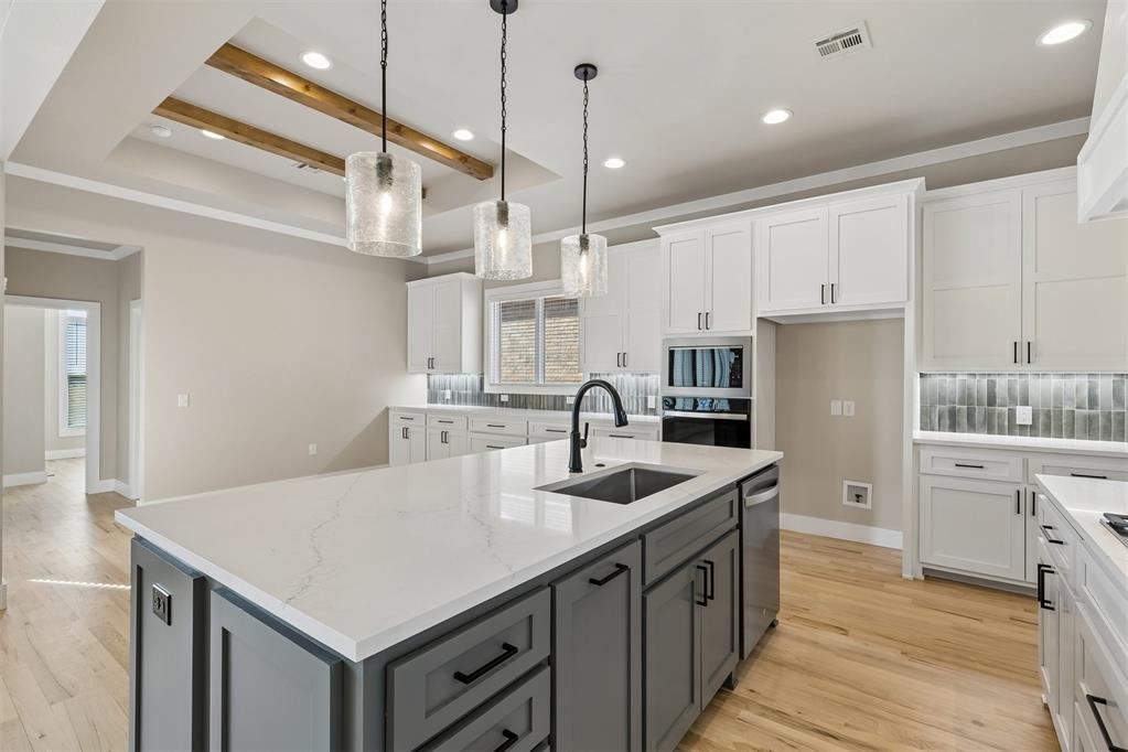 18009 Youngs Avenue Property Photo 8