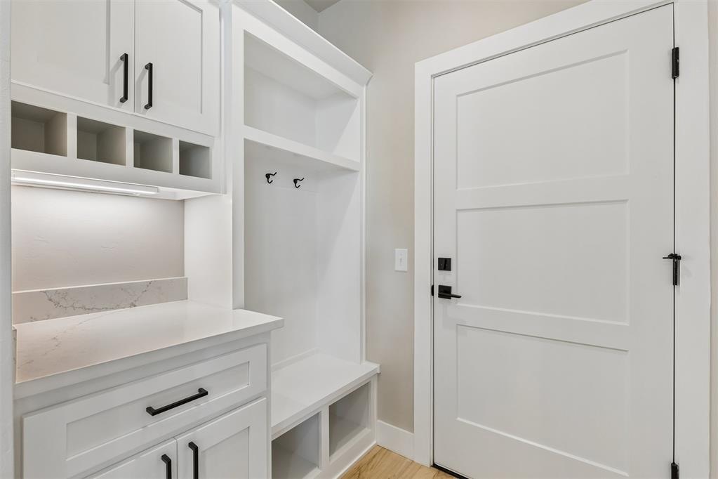 18009 Youngs Avenue Property Photo 32
