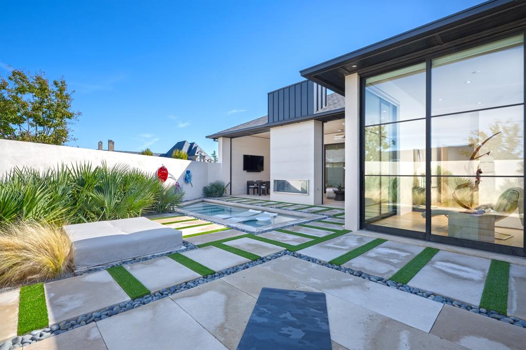 5820 Promenade Square Property Photo 2