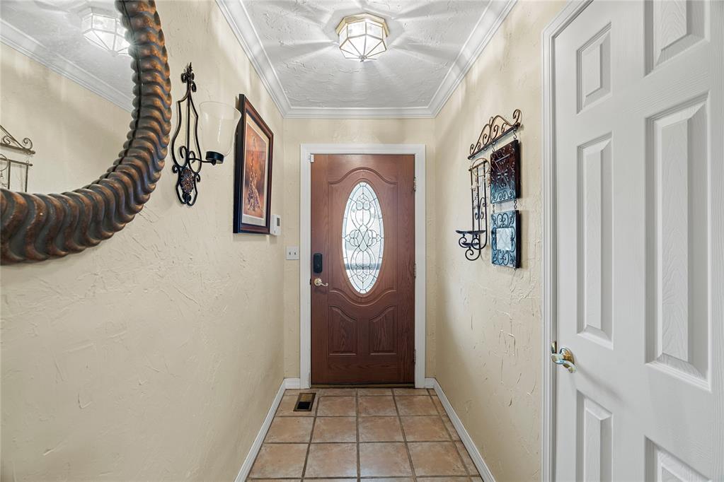 1712 Wood Hollow Court Property Photo 4