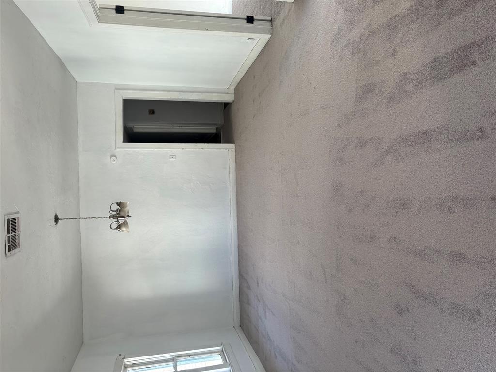 641 N Broadway Property Photo 4
