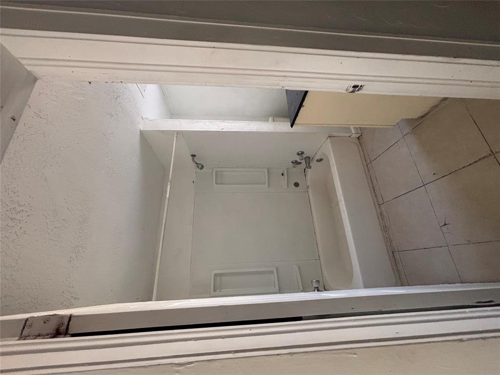 641 N Broadway Property Photo 9