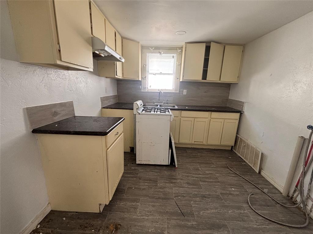 641 N Broadway Property Photo 14