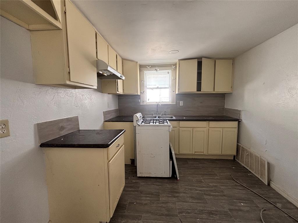 641 N Broadway Property Photo 15
