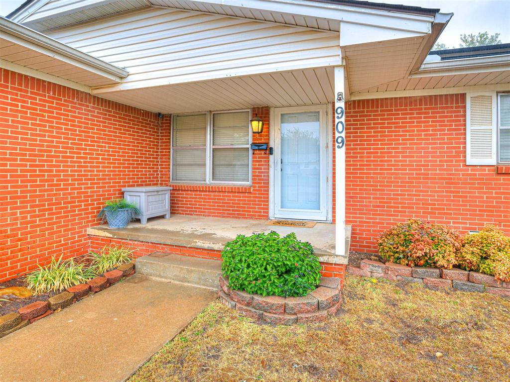 909 Holoway Drive Property Photo 2