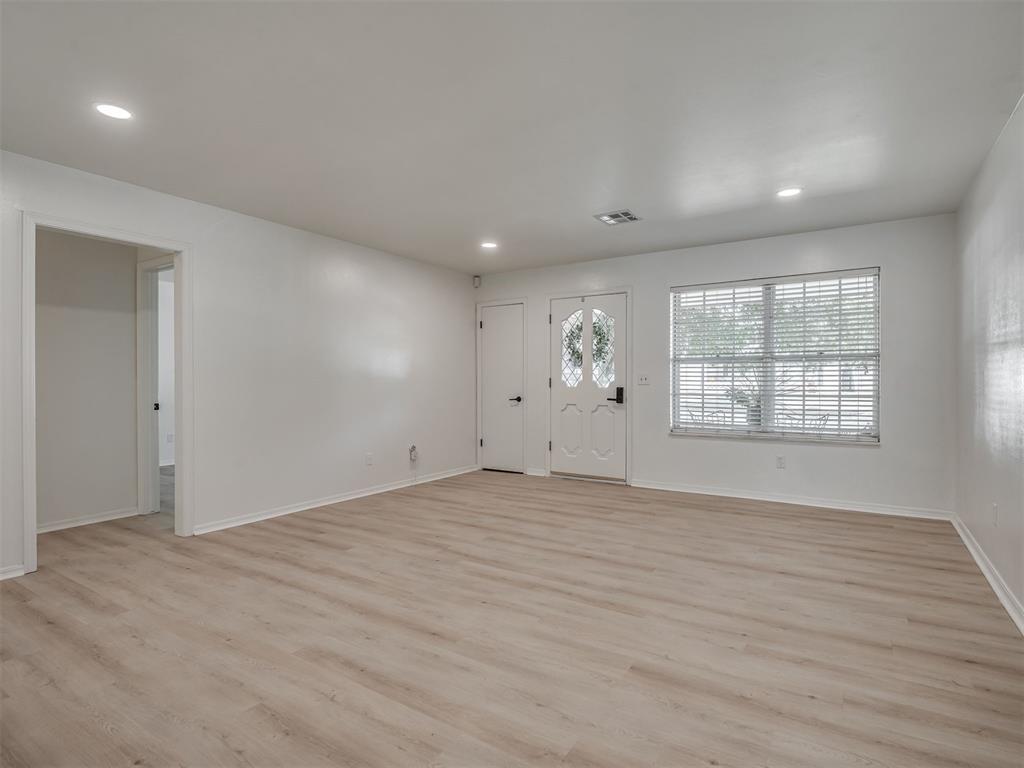 2004 Manchester Drive Property Photo 4