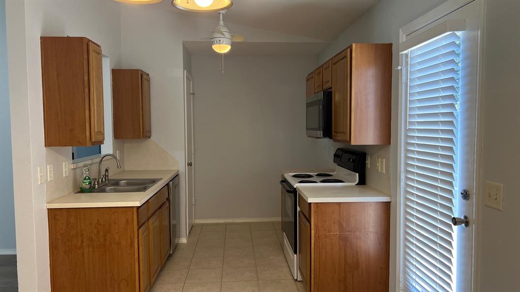 1017 Tulip Drive Property Photo 4