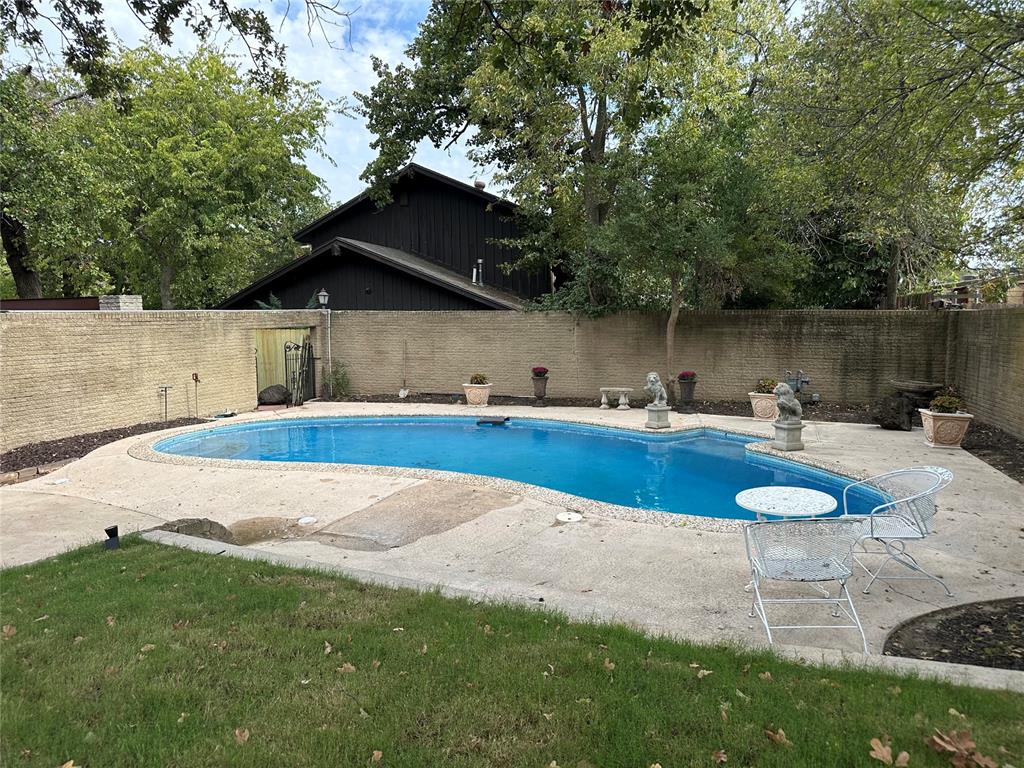 8028 Golden Oaks Road Property Photo 6