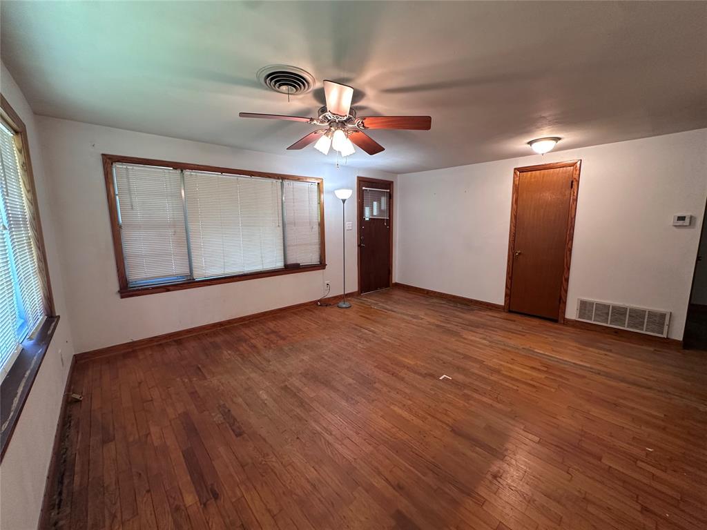 811 N Broadway Street Property Photo 5