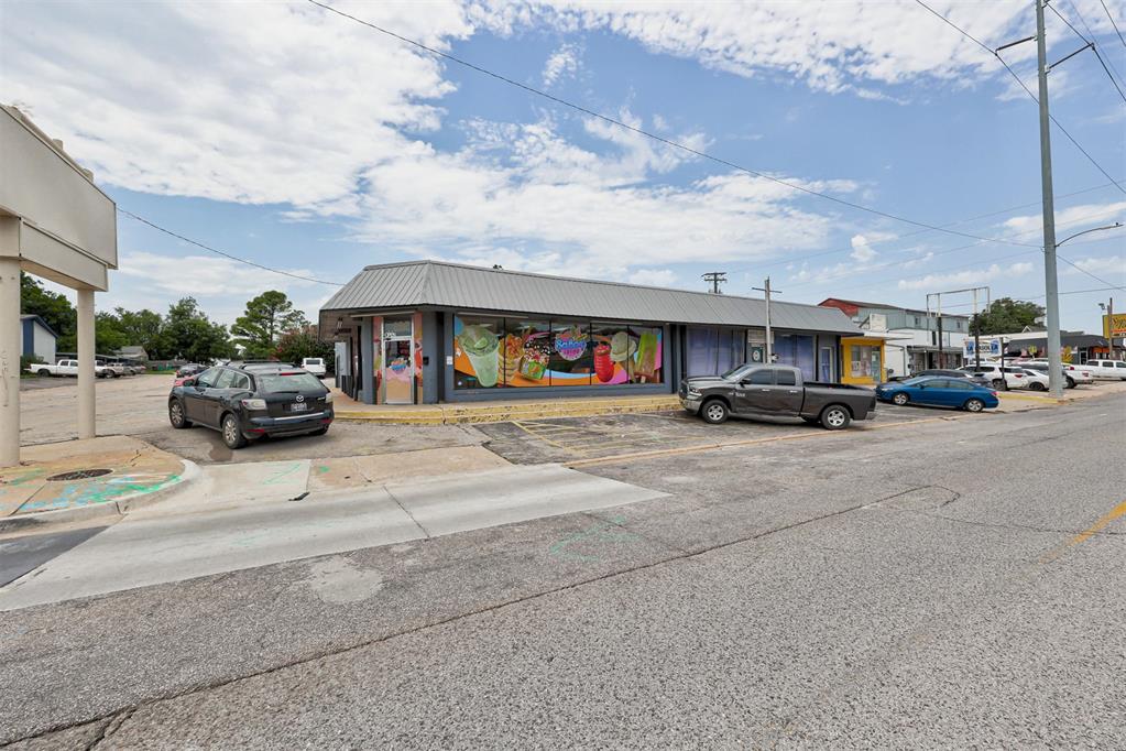 2901 N May Avenue Property Photo 1