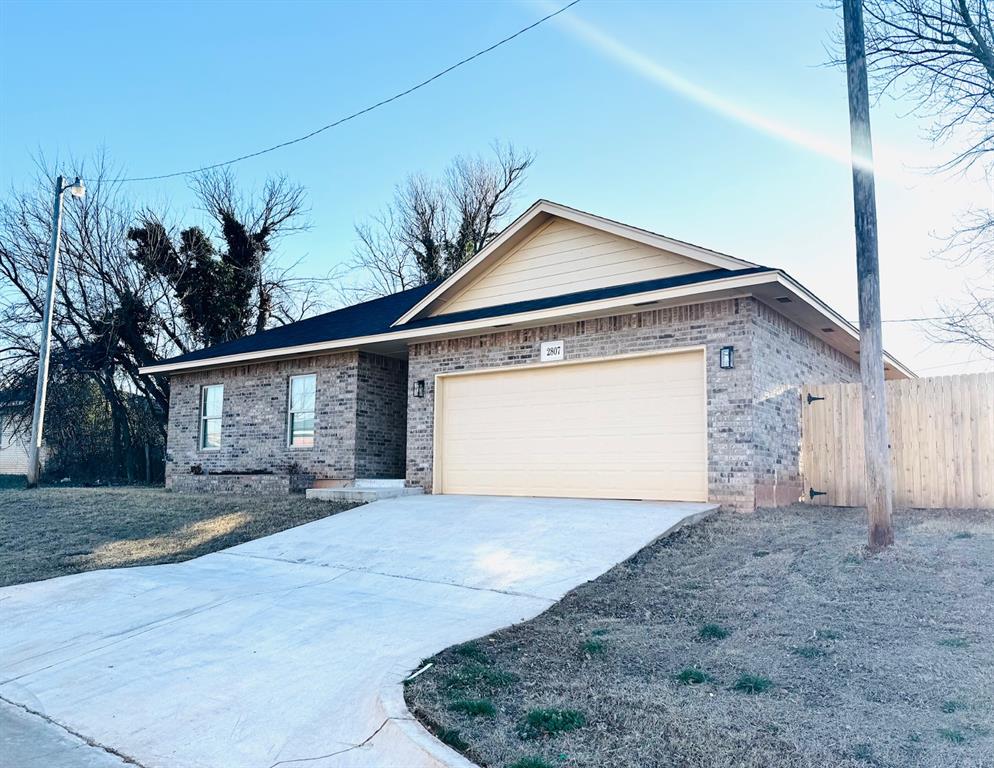 2807 N Lyon Drive Property Photo 1
