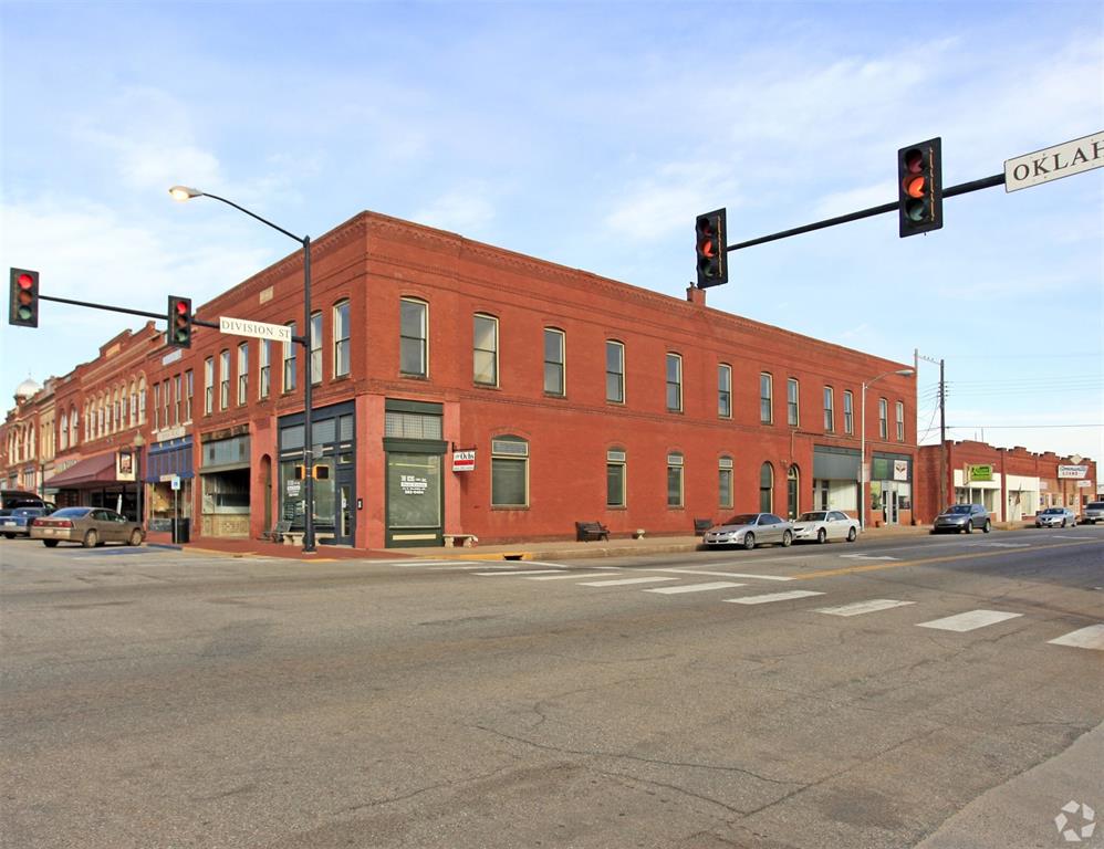 106 W Oklahoma Avenue Property Photo 1
