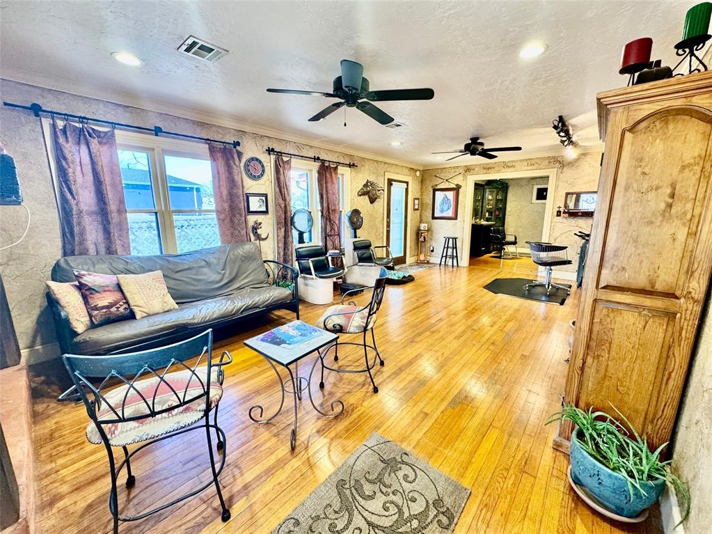 1510 W Gore Boulevard Property Photo 7