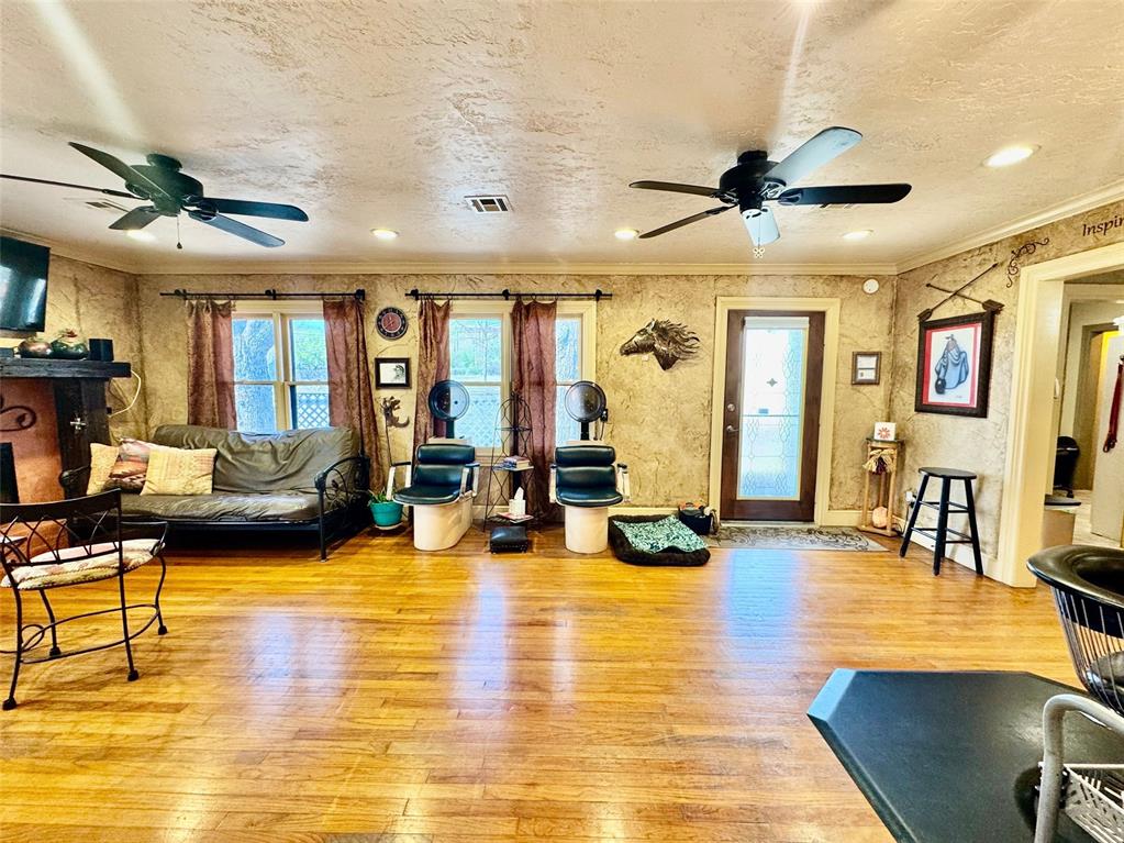 1510 W Gore Boulevard Property Photo 8