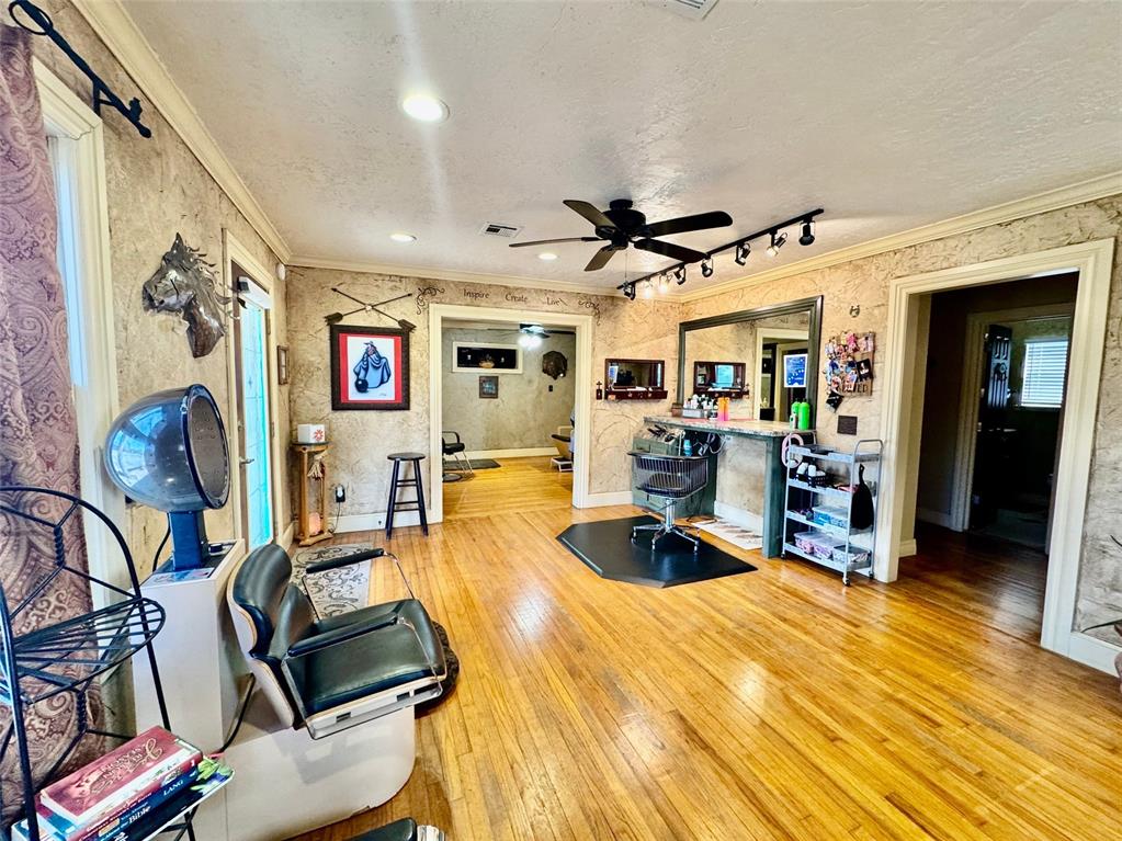 1510 W Gore Boulevard Property Photo 9