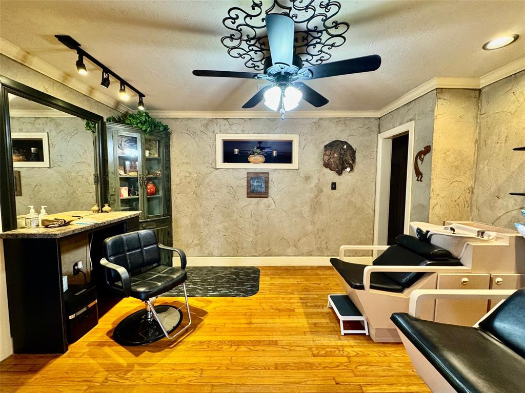 1510 W Gore Boulevard Property Photo 11