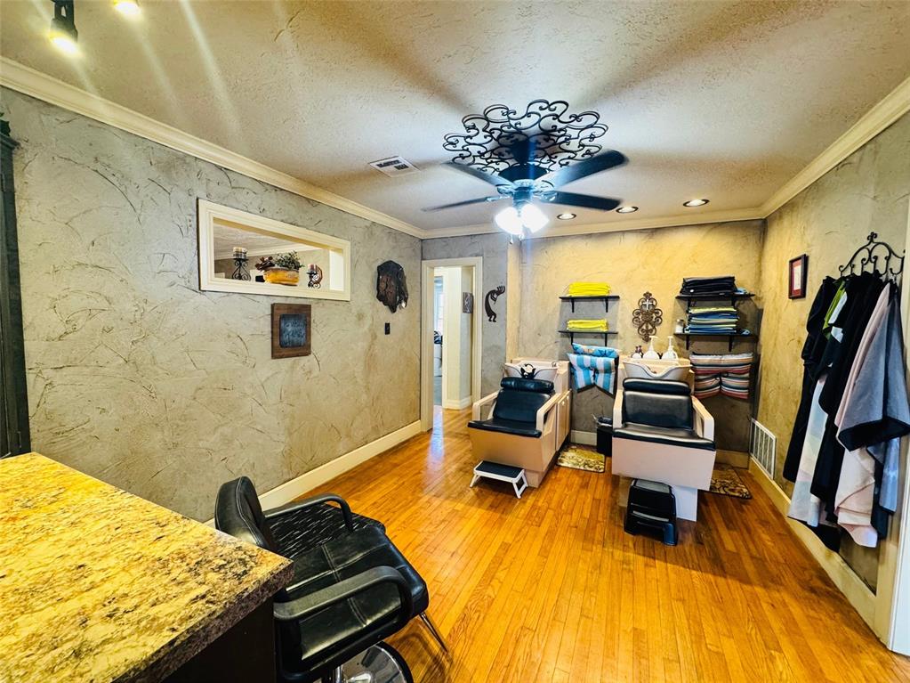 1510 W Gore Boulevard Property Photo 32