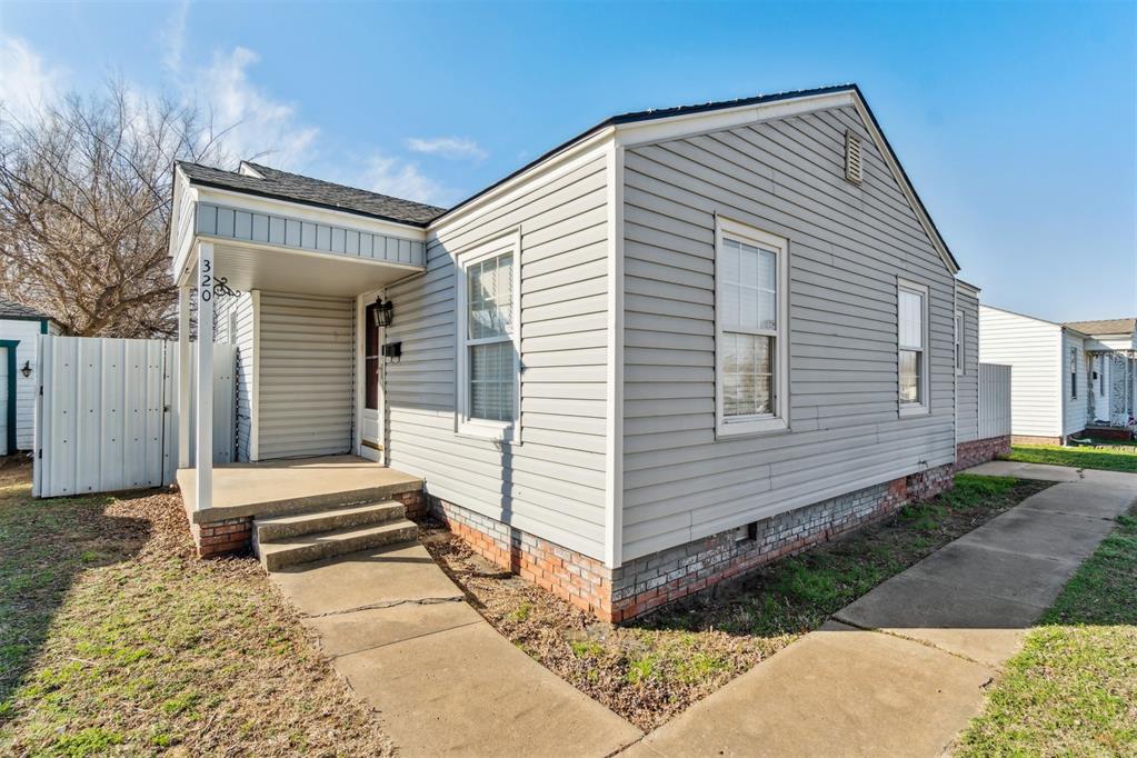 320 E Grumman Drive Property Photo 1