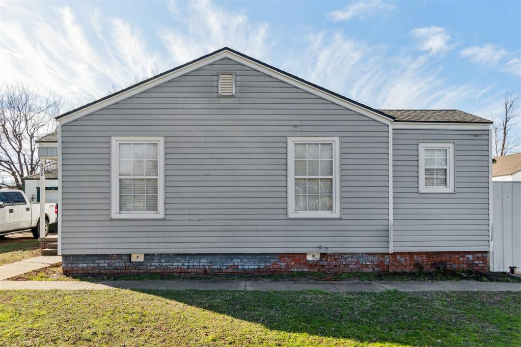 320 E Grumman Drive Property Photo 3