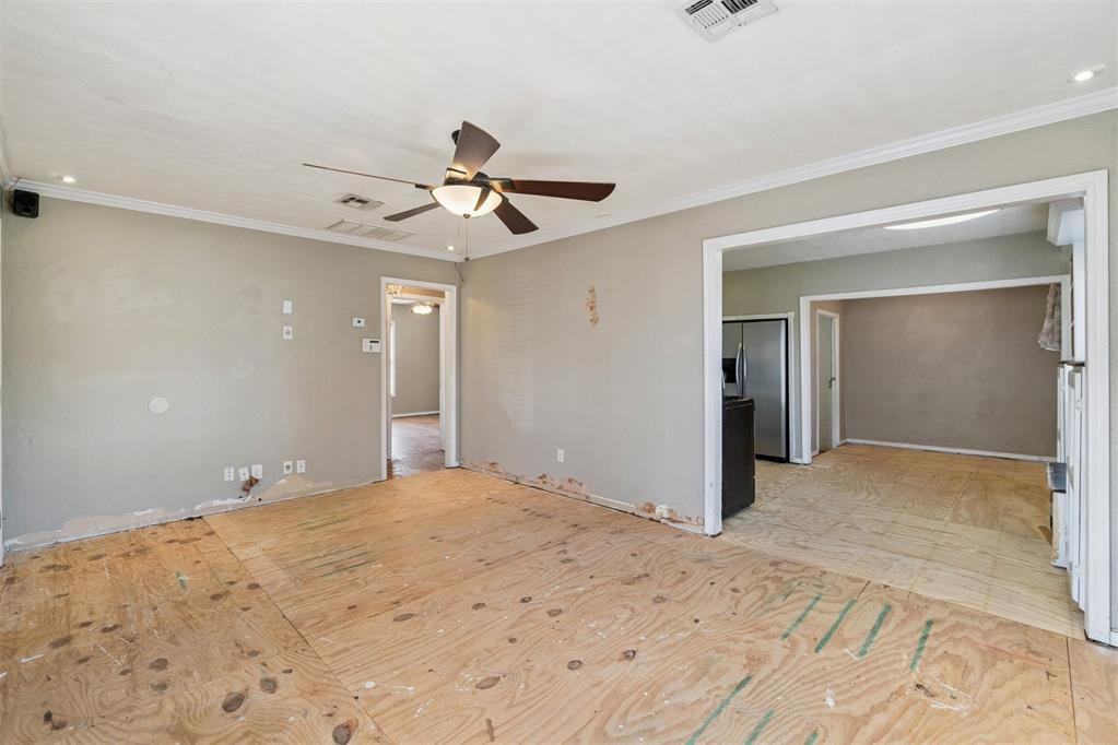 320 E Grumman Drive Property Photo 9