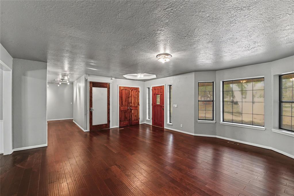 1010 Amy Way Property Photo 10