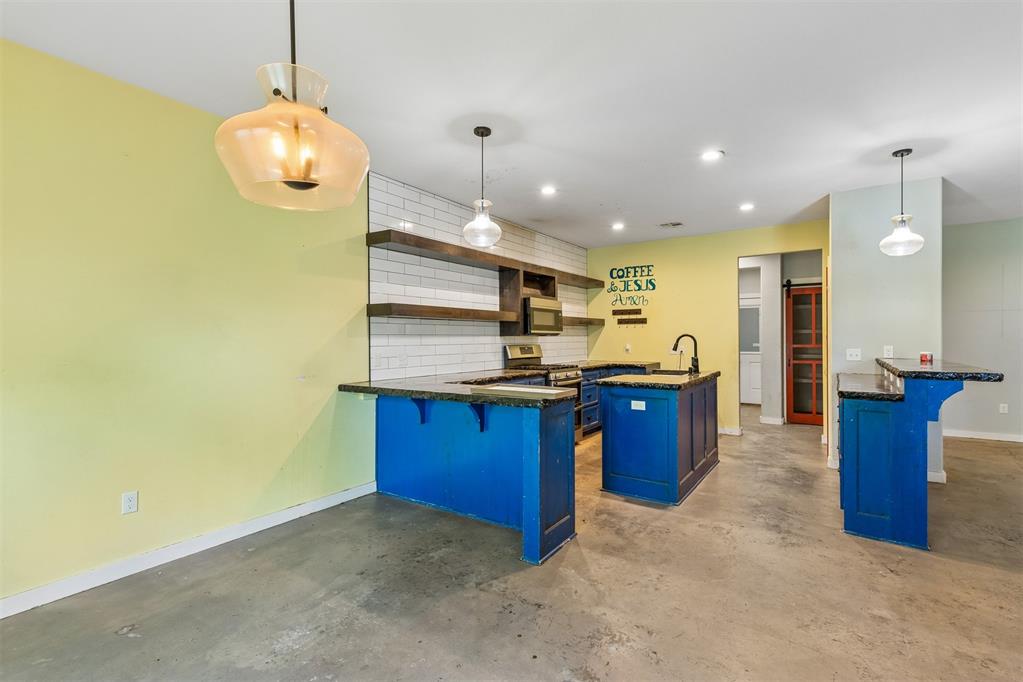 551 W 9th Avenue Property Photo 11