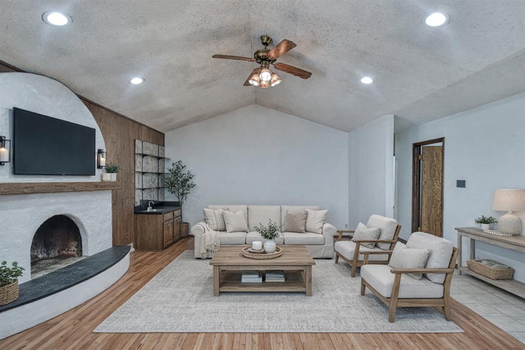 1609 E Post Oak Road Property Photo 11