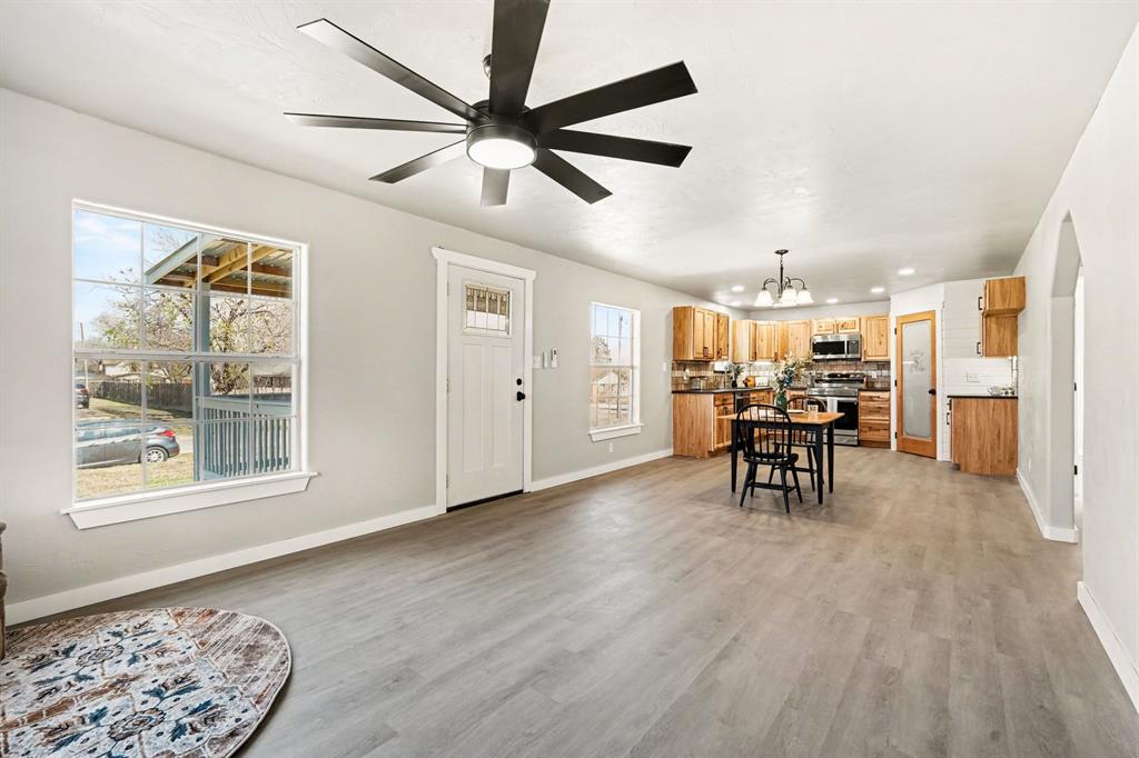 1907 W Oklahoma Avenue Property Photo 6
