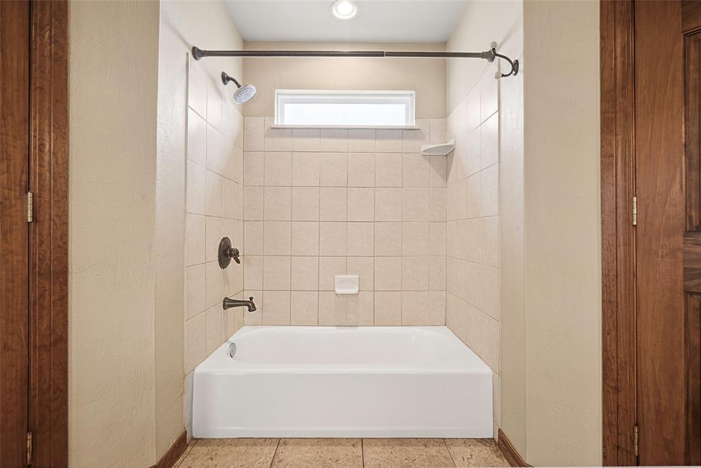 209 N Rush Avenue Property Photo 24