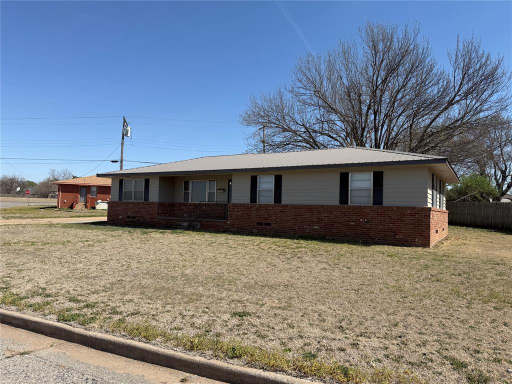 826 Hillcrest Drive Property Photo 2