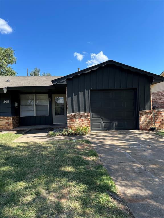 808 Hedge Drive Property Photo 2
