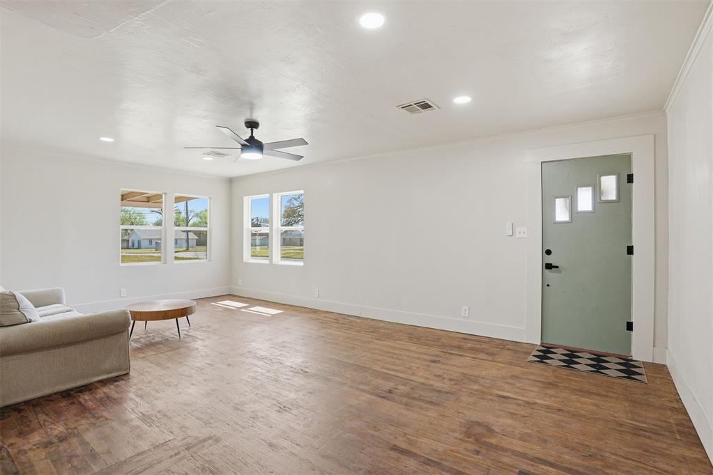 1107 W 2nd Street Property Photo 6