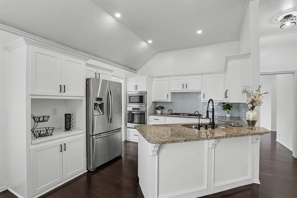 1400 Sandhurst Circle Property Photo 9