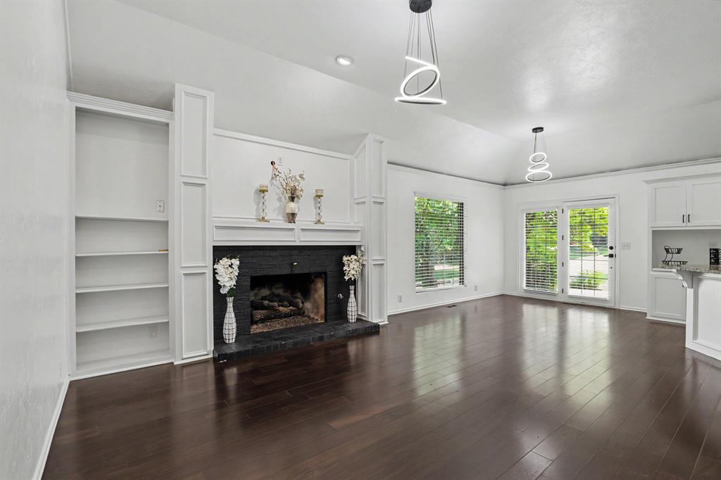 1400 Sandhurst Circle Property Photo 13