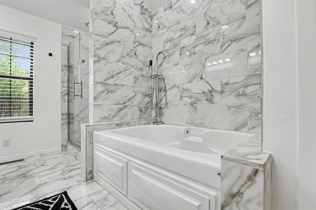 1400 Sandhurst Circle Property Photo 18