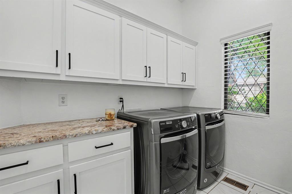 1400 Sandhurst Circle Property Photo 29