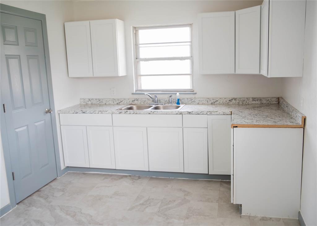 308 S Western Avenue Property Photo 3
