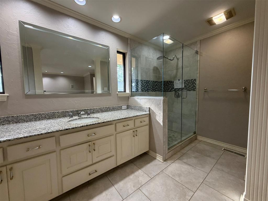 3704 Nw 69th Street Property Photo 12
