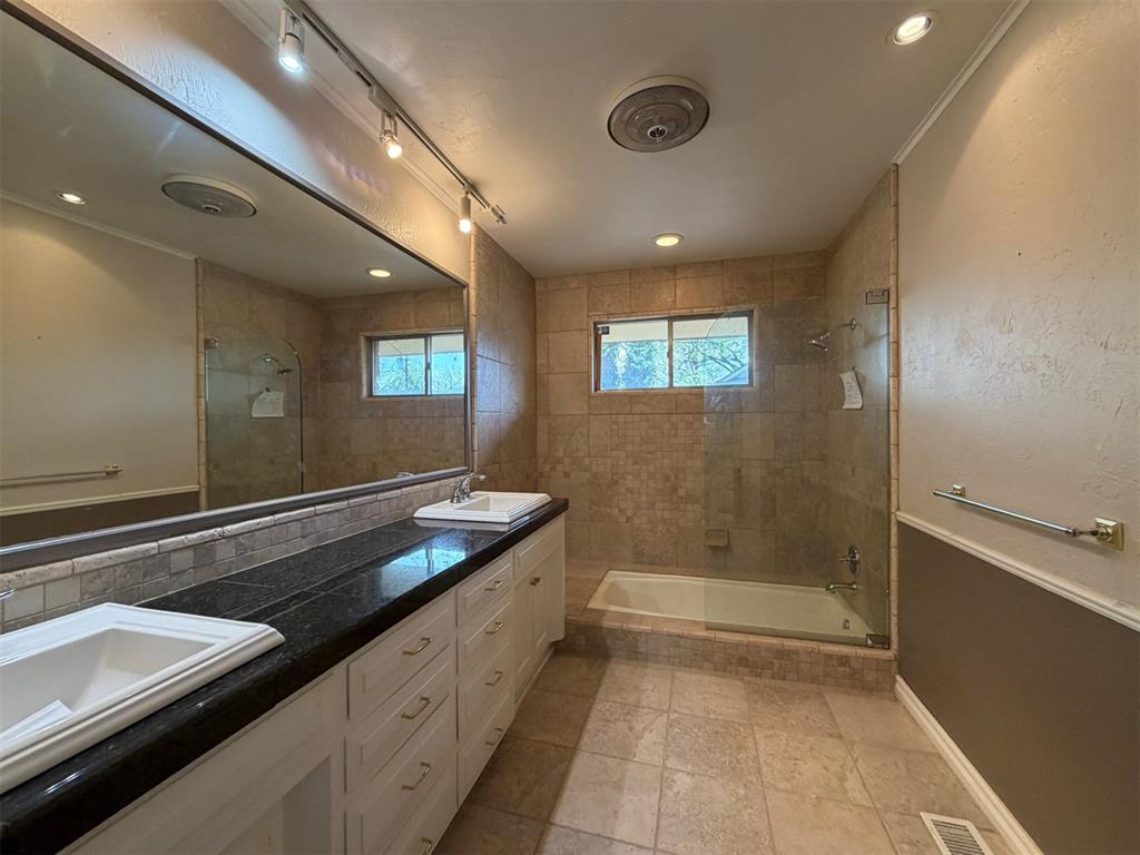 3704 Nw 69th Street Property Photo 13