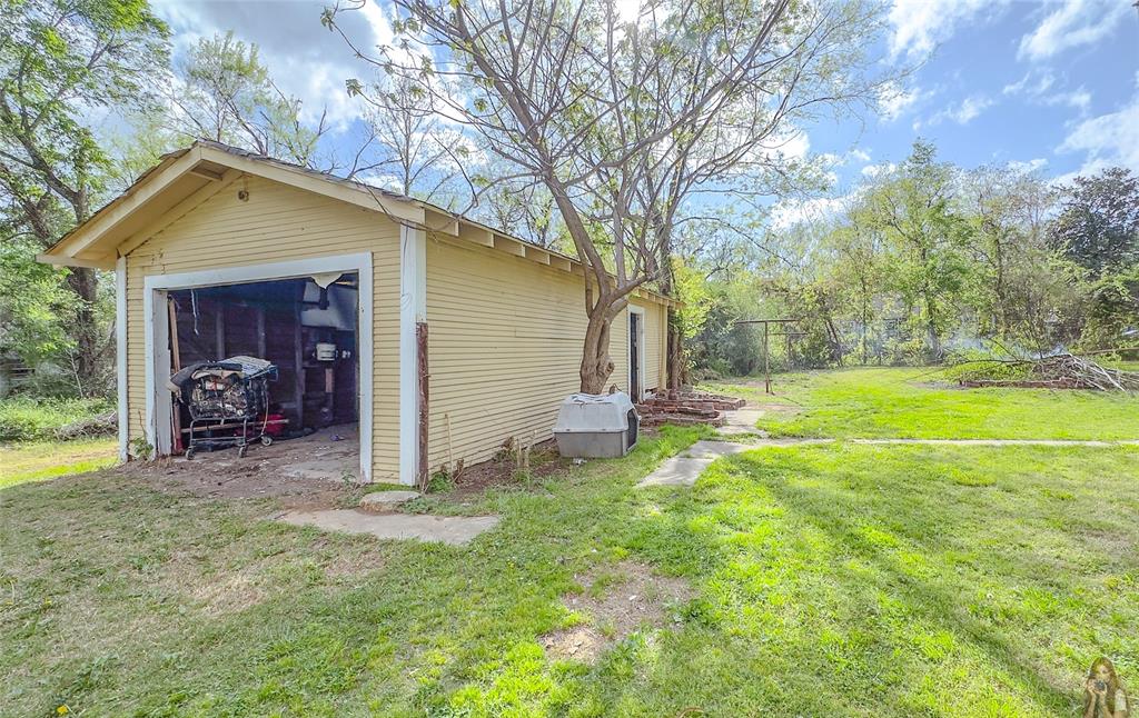 411 Ne Avenue B Avenue Property Photo 18