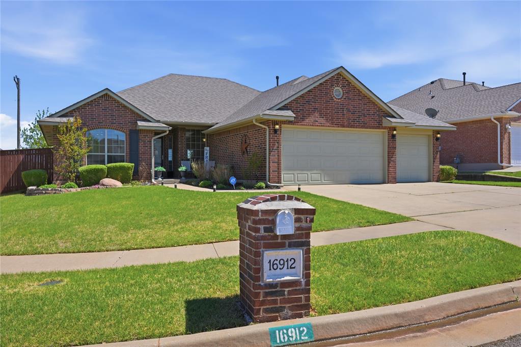 16912 Hardwood Place Property Photo 1