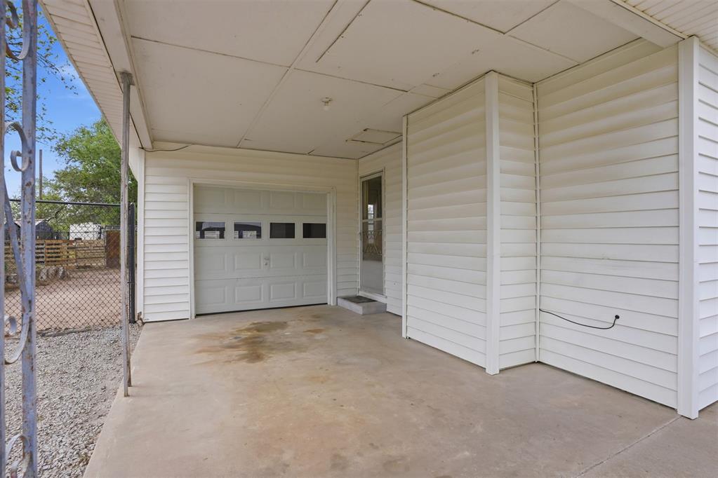 313 E Davis Avenue Property Photo 6