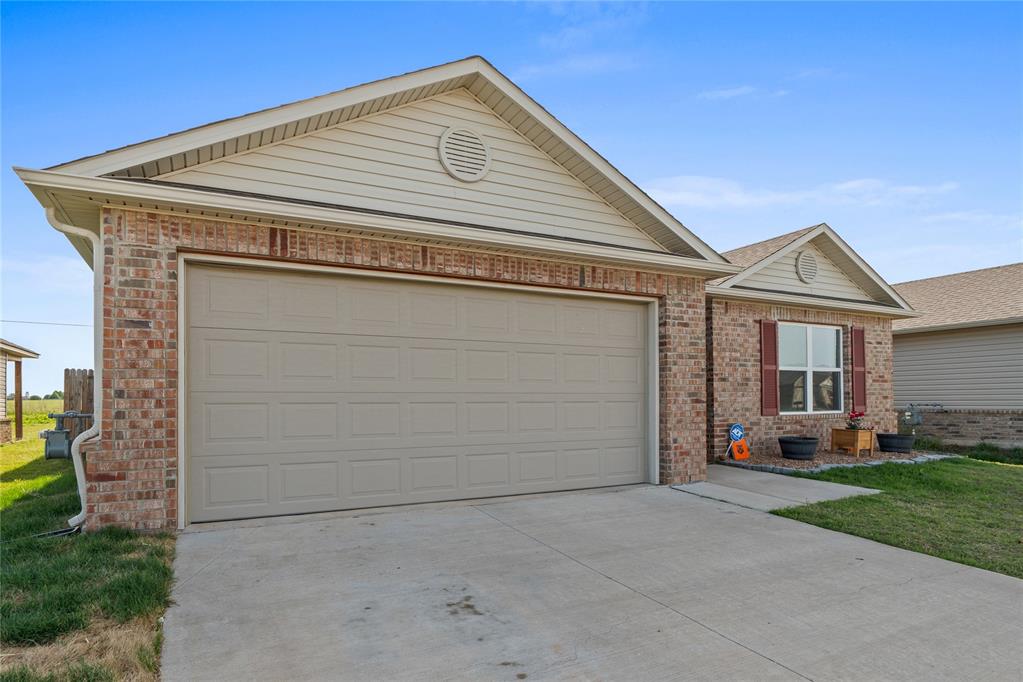 1319 Chuck Wagon Drive Property Photo 2