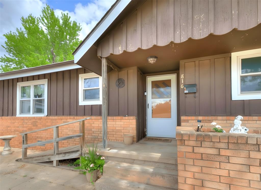 816 Hillcrest Drive Property Photo 4
