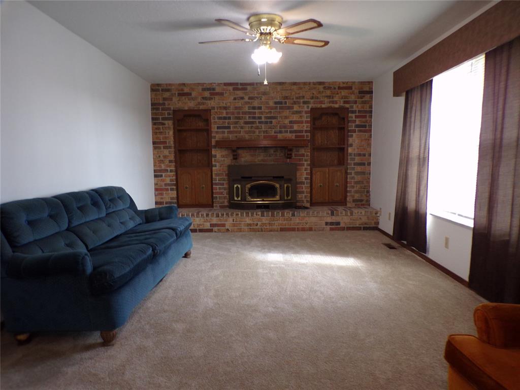 535 N Salyer Property Photo 4